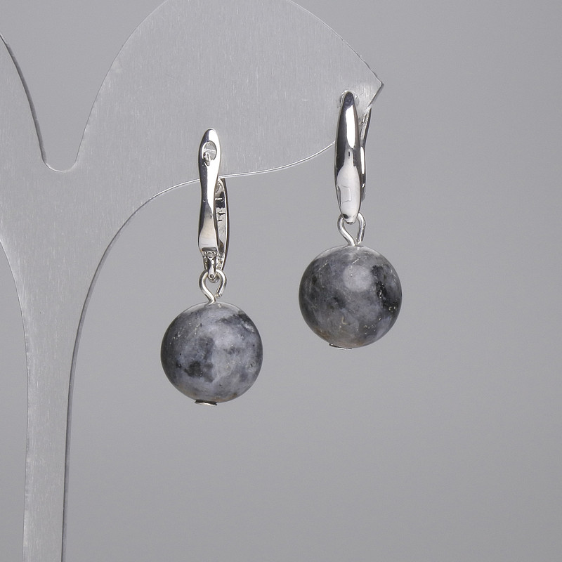 Ohrringe aus Larvikit, glatte Kugel 12 mm ±, Länge ca. 30 mm ±