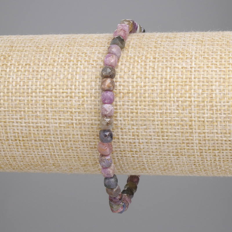 Armband Saphir Rubin, geschliffene Würfel 4×4 mm, Länge 18 cm, Stretch