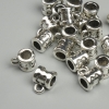 Silberfarbener Bail – Maße 6×8 mm ±, Bohrungen Ø 2,2 mm ± und Ø 4 mm ±, Verpackung 19 Stück