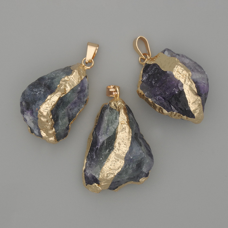 Anhänger aus rohem Fluorit – ca. 37 × 18 mm, assortierte Größen, goldfarbenes Metall