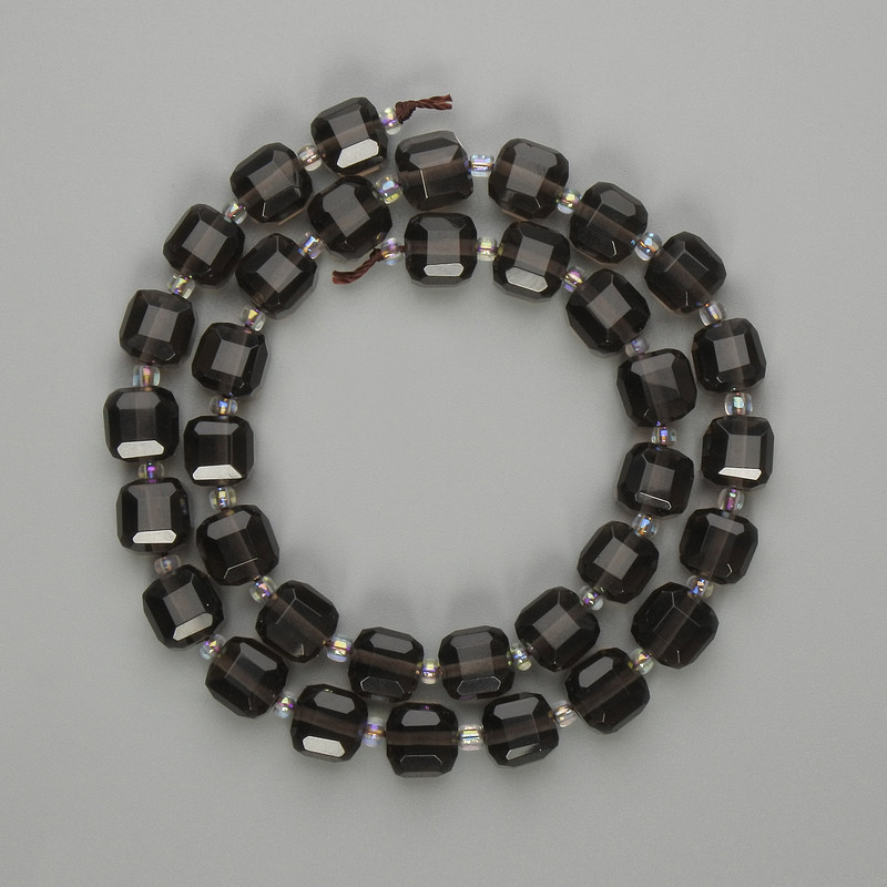 Perlen aus Rauchtopas, facettierte Würfel 8×8 mm ±, Seedperlen 3 mm ±, Länge ca. 37 cm ±, auf Schnur