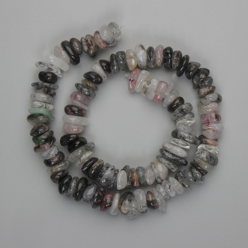 Nugget-Perlen aus Haarquarz-Rutilquarz, 8–11 × 3–4 mm, 5 mm ±, Länge ca. 38 cm ± auf einer Schnur