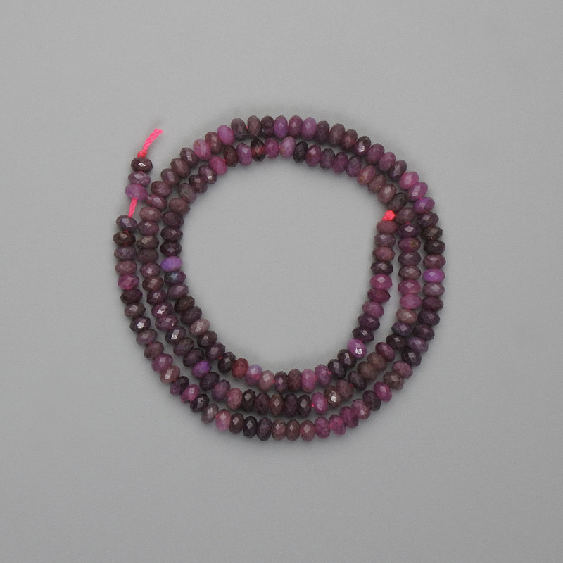 Rubinfacettierte Rondell-Perlen 4×2 mm, Länge ca. 38 cm, auf Schnur