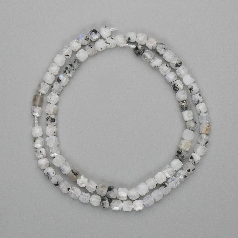 Adular-Perlen, facettierte Würfel 4×4 mm, Länge ca. 38 cm, auf Faden