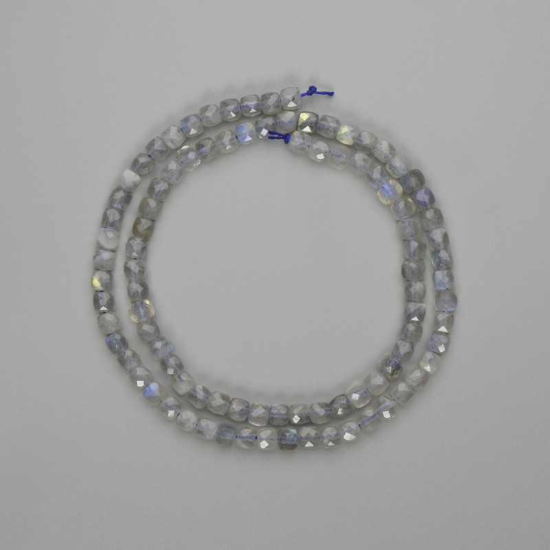 Labradorit-Perlen, facettierte Würfel 4x4 mm, Länge ca. 39 cm, auf Faden