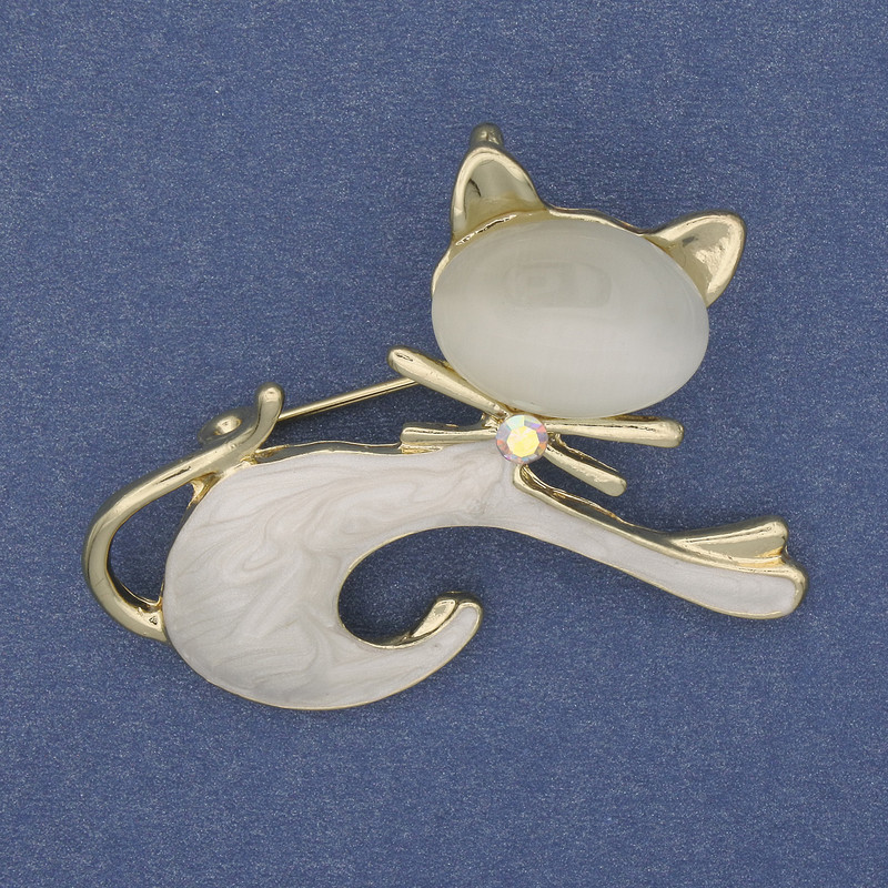 Brosche mit Anhänger «Katze» aus weißem Katzenauge und goldfarbenem Metall 40×31 mm+