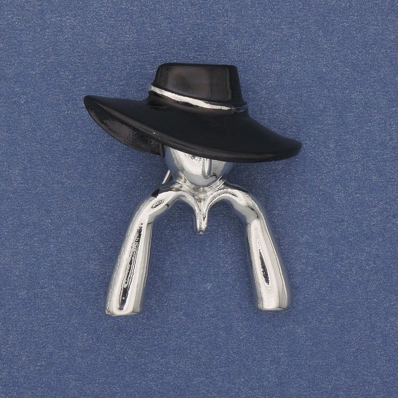 Brosche „Mädchen mit schwarzem Hut“ aus silberfarbenem Metall 34 × 30 mm+