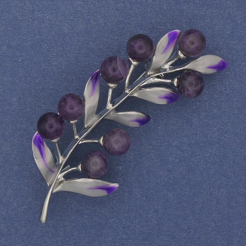 Brosche „Zweig mit Amethyst“ – silberfarbenes Metall, weiße Strasssteine, 60×25 mm+