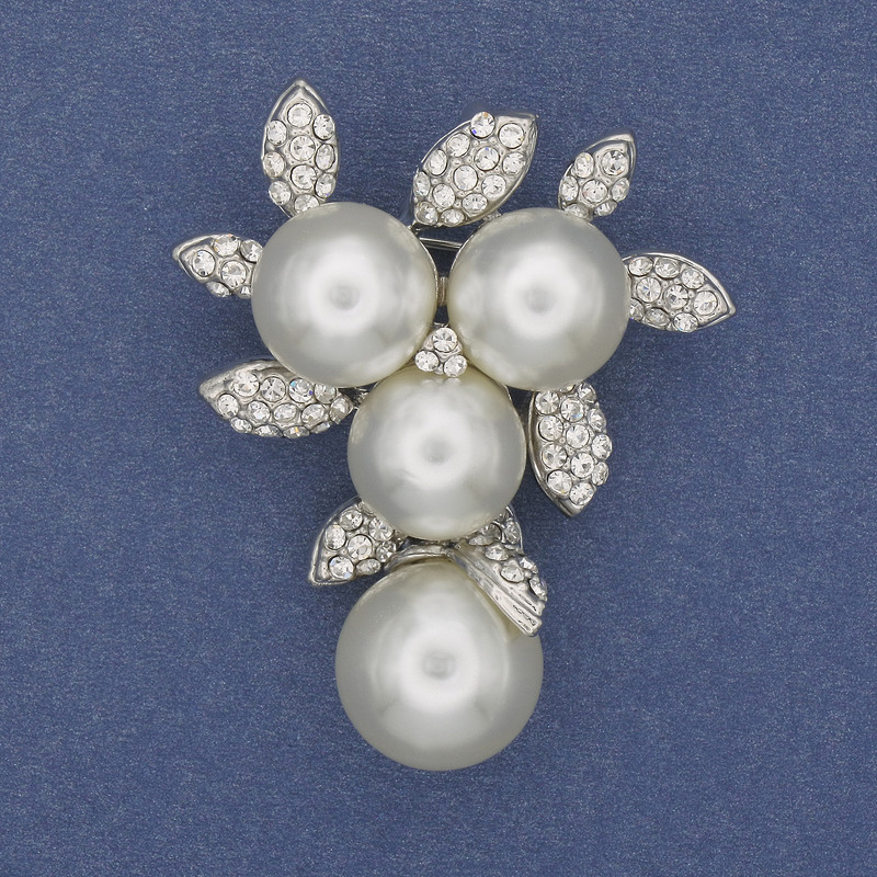 Brosche mit Anhänger aus weißen Perlen und Strasssteinen – silberfarbenes Metall, 44 × 36 mm+