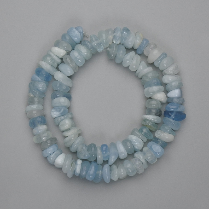 Aquamarin-Chips 9–15 × 3–5 mm ±, Länge ca. 40 cm, auf Faden