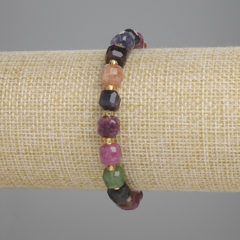 Armband aus Turmalin, facettierte Würfel, Kantenlänge 7×7 mm ±, Rocailles-Perlen 3 mm ±, Länge ca. 18 cm ±, Stretch