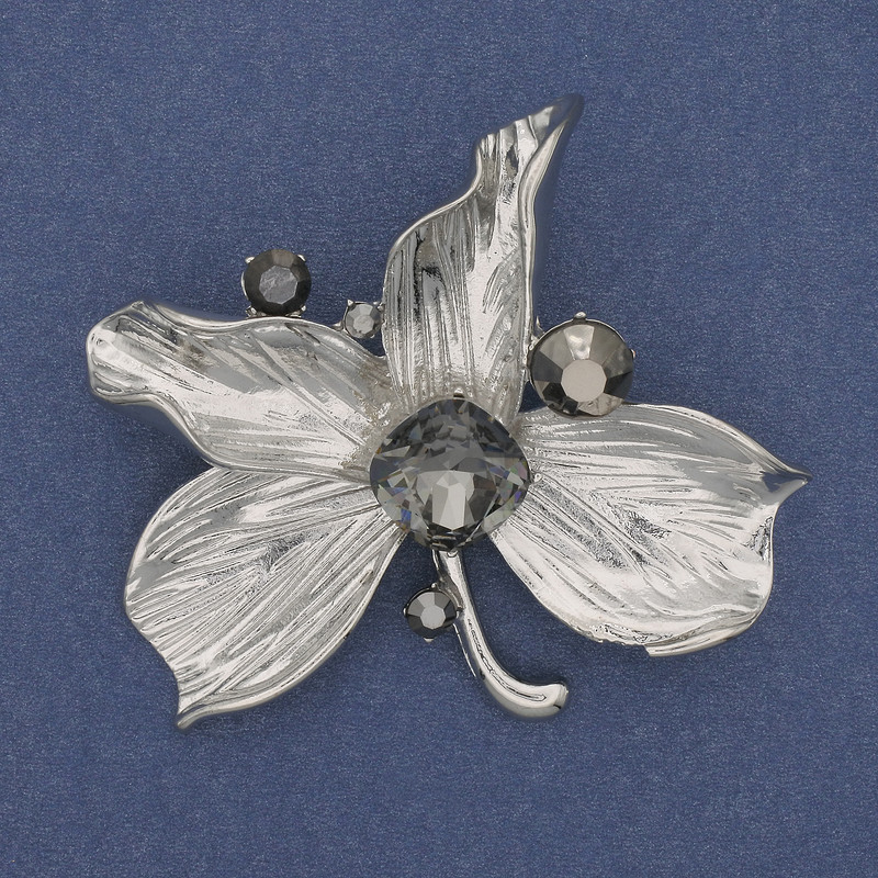 Brosche-Anhänger Blatt mit Strass silberfarbenes Metall 60×63 mm+