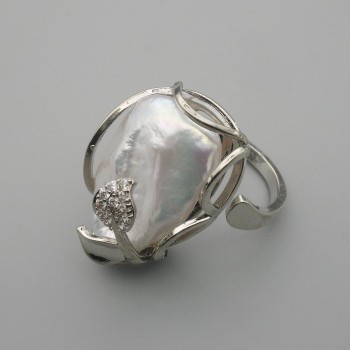 Barockohrring mit Barockperle in silberner Fassung, verschiedene Formen und Größen der Perle ~, Durchmesser 23-25×18 mm ± b/r