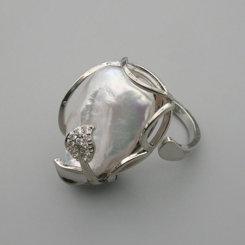 Barockohrring mit Barockperle in silberner Fassung, verschiedene Formen und Größen der Perle ~, Durchmesser 23-25×18 mm ± b/r