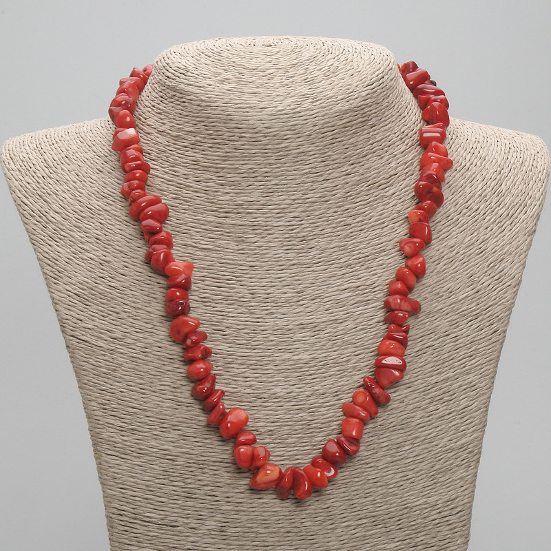Kette aus Korallenbruchstücken, Durchmesser der Stücke 7–12 × 4,5 mm, Länge ca. 50 cm, mit Karabinerverschluss