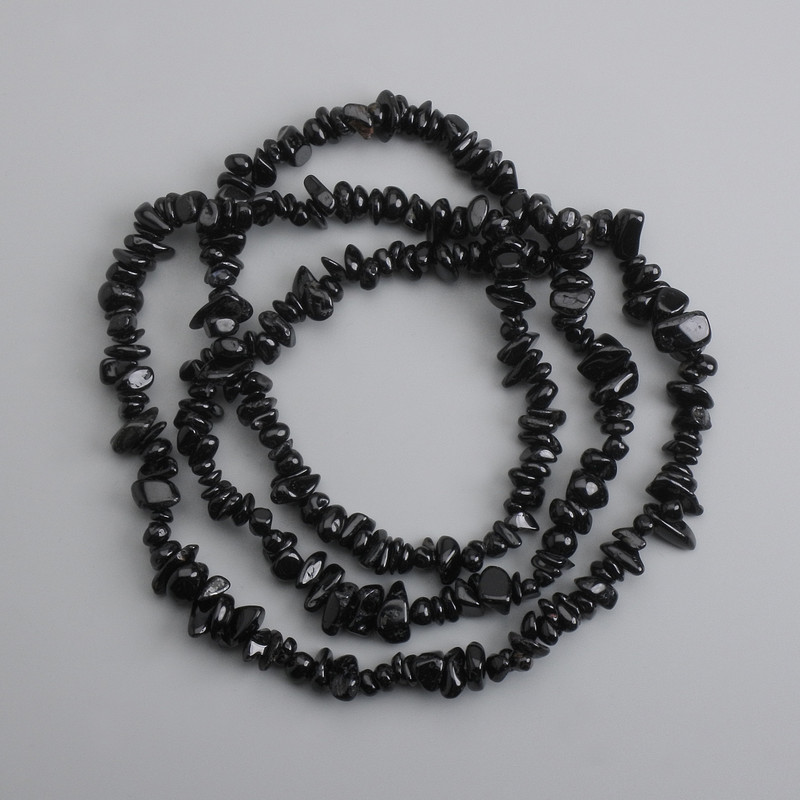 Schwarze Turmalin-Chips, Durchmesser 5–12×2–8 mm, Länge ca. 78 cm