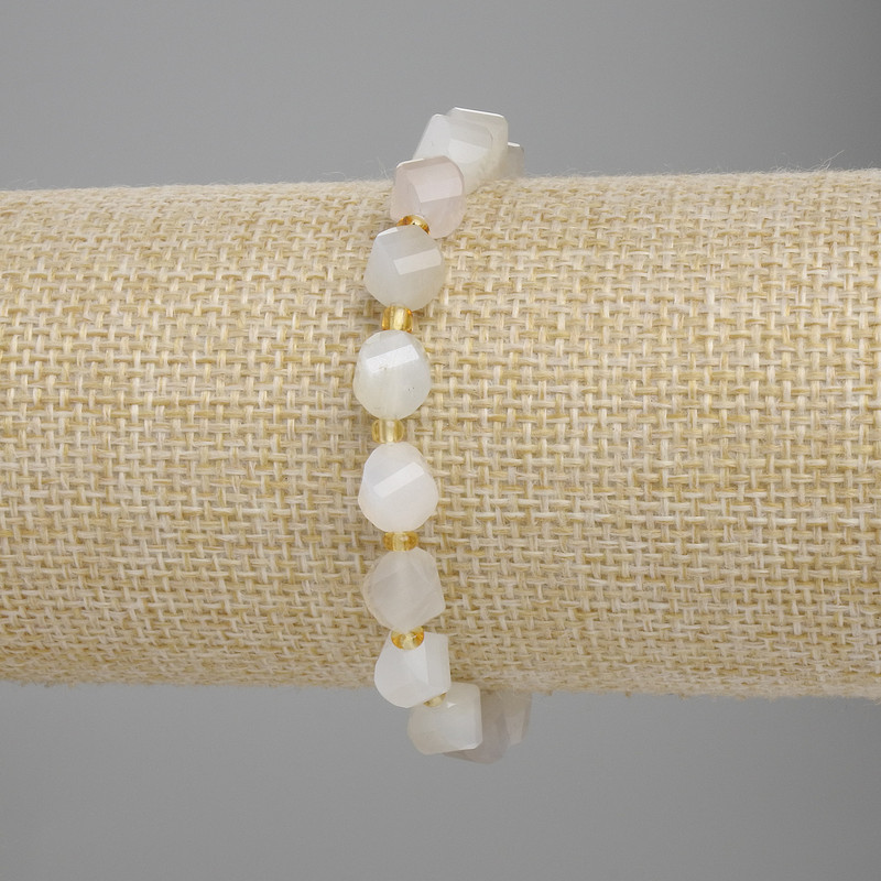 Armband aus Belomorit, facettierte Rhombenperlen, Größe ca. 8 × 7 mm, Seed-Beads 3 mm, Länge ca. 18 cm, Elastikband