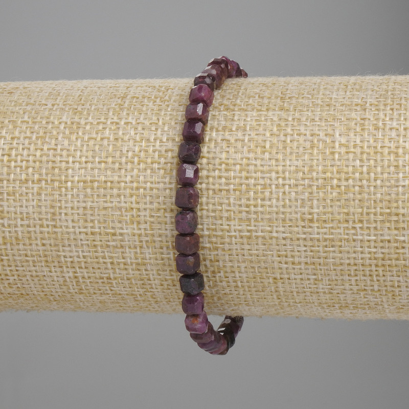 Armband mit facettierten Rubinwürfeln, Durchmesser ca. 5×5 mm, Länge ca. 18 cm, Stretcharmband