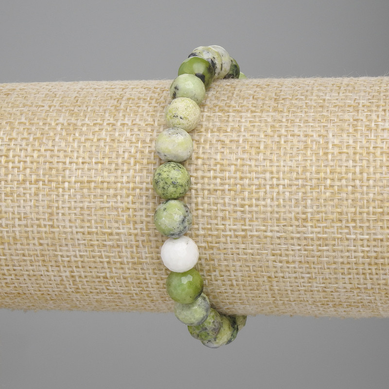 Armband aus Jadeit, facettierte Kugeln, Durchmesser ca. 8 mm, Länge ca. 18 cm, Stretcharmband