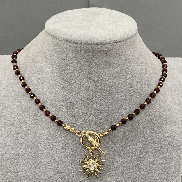 Choker Granatkugel facettiert Ø 4 mm ± Hämatitkugel Ø 2 mm ± mit Sonnenanhänger Ø 20 mm ±, Länge ca. 37 cm ± und Toggle-Verschluss