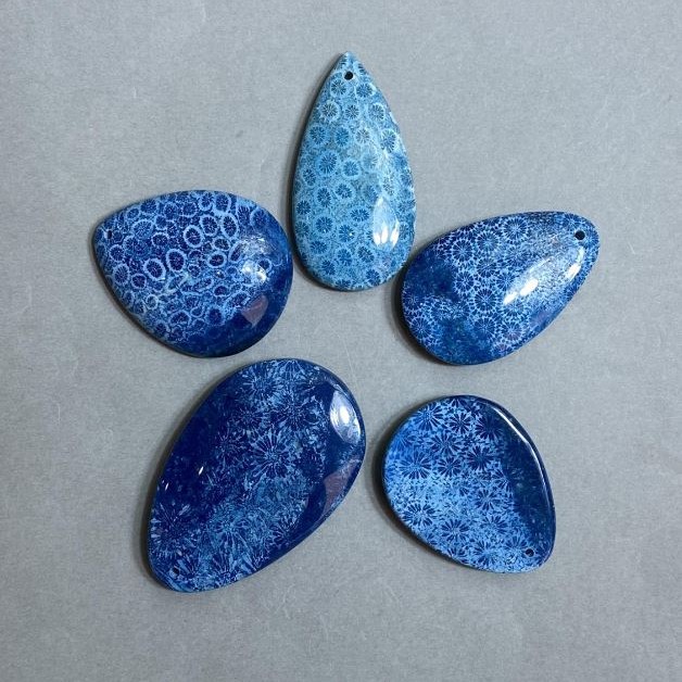 Anhänger aus fossilierter Koralle 50–70 × 30–45 mm ± Größenvariation