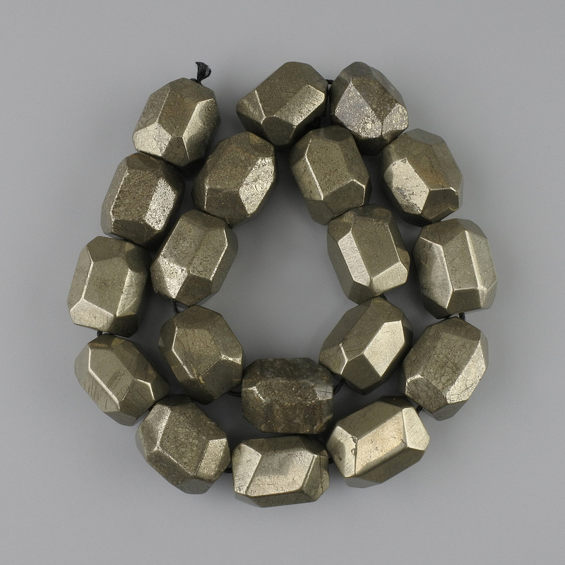 Pyrit-Facettenperlen 20–21 × 15–17 mm, Länge ca. 39 cm, auf Schnur