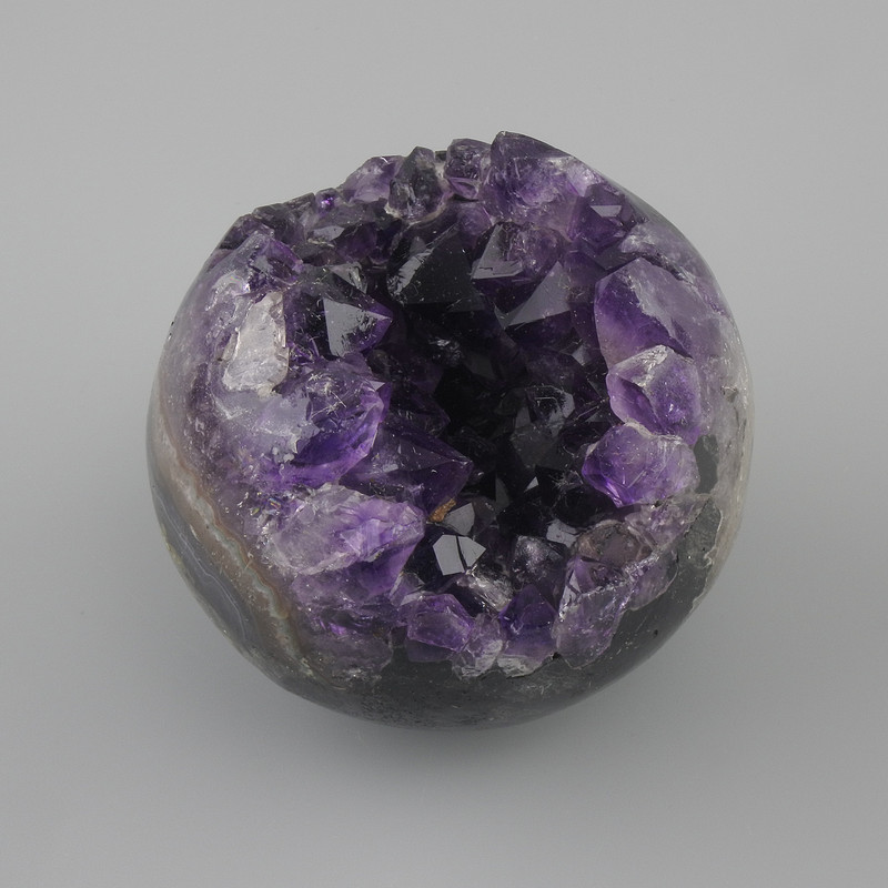 Preis pro 100 g! Souvenirkugel aus Amethyst mit Geode, Durchmesser 60–80 mm ±, in assortierten Größen, Gewicht ab 250 g