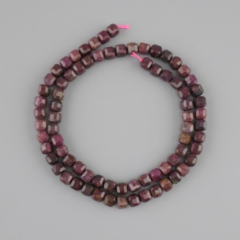 Rubin facettierte Würfelperlen, Durchmesser ca. 5×5 mm, Länge ca. 39 cm, auf Faden