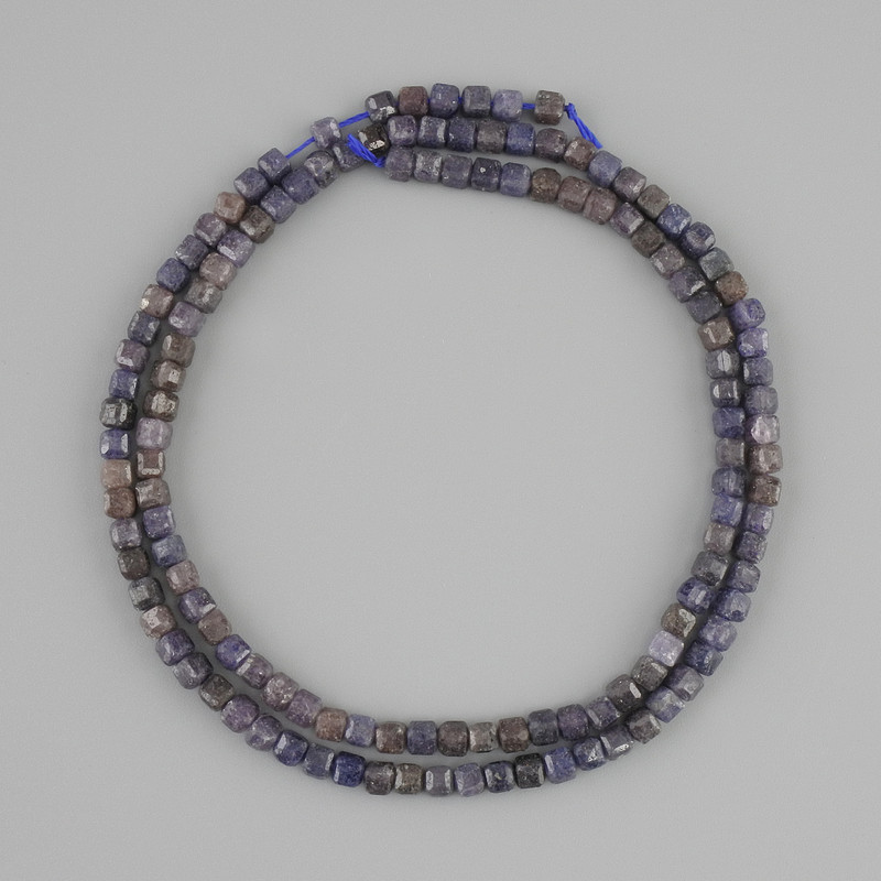 Saphir facettierte Würfelperlen, Durchmesser ca. 3×3 mm, Länge ca. 39 cm