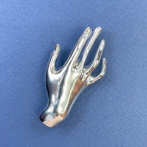 Brosche-Anhänger Hand aus silberfarbenem Metall, 27×55 mm+