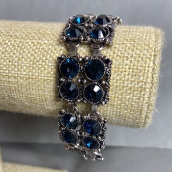 Armband mit blauen Kristallen in quadratischer Form, Länge 18–23 cm, Metallfarbe Silber