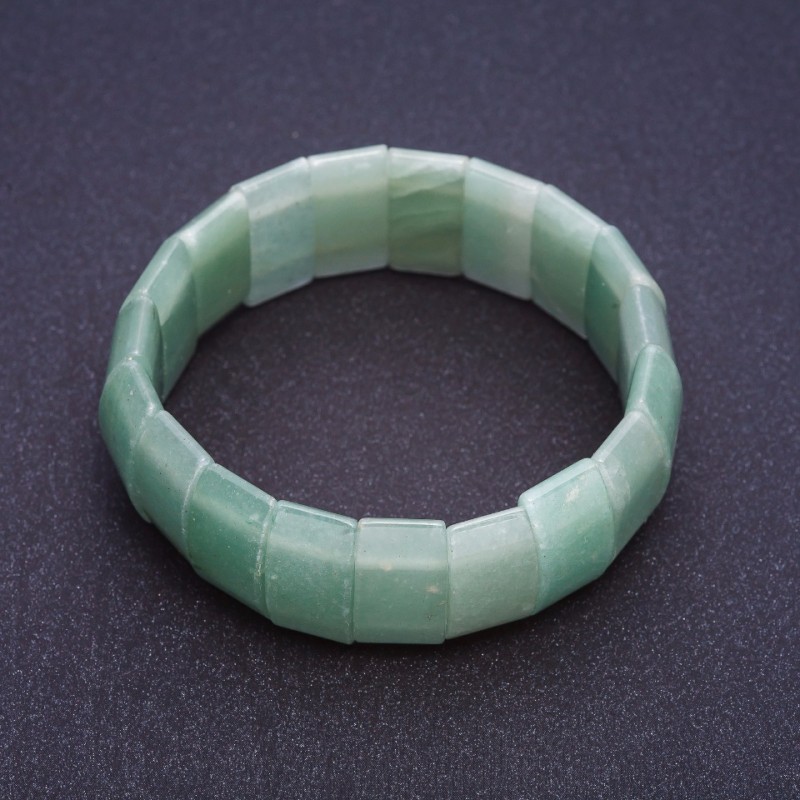 Reduziert: Armband aus Nephrit auf elastischem Gummiband, rechteckige Glieder 2,5 × 1,1 cm