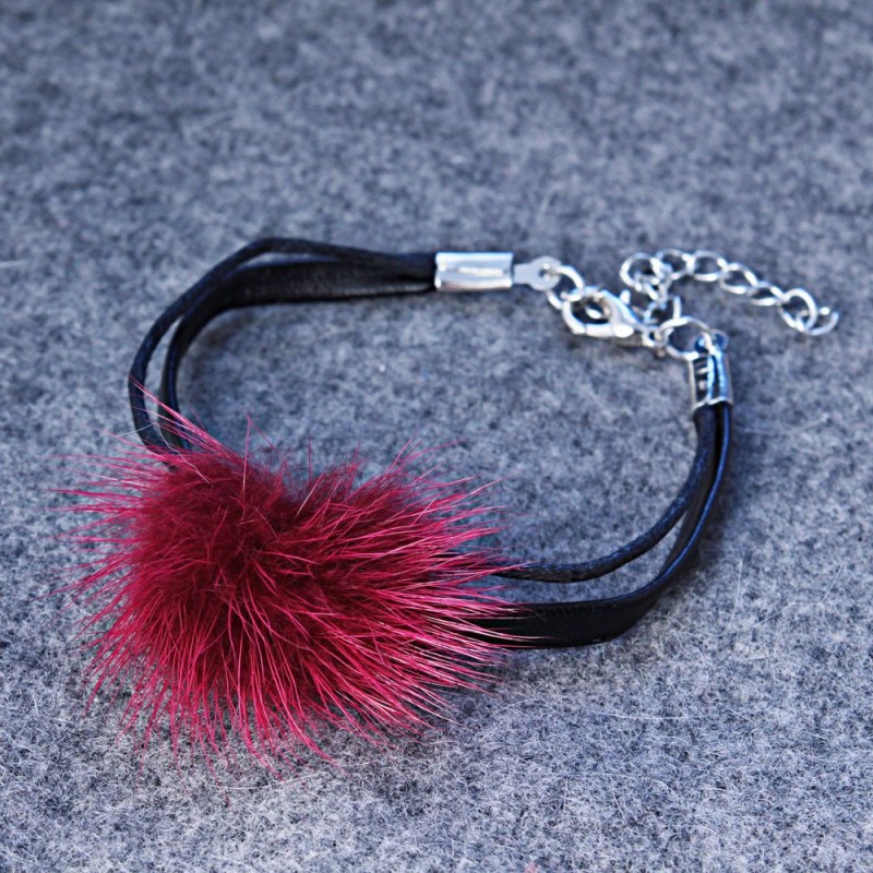 Burgunderfarbenes Kunstlederarmband mit echtem Fell