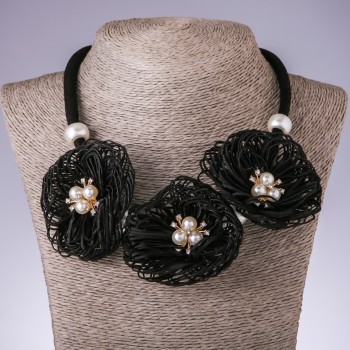 Kette auf Schnur Velvetblüten – Schwarz, Textil Fashion, Länge 48–55 cm