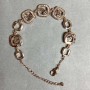 Armband aus goldfarbenem Metall mit weißen Strasssteinen, Durchmesser der dekorativen Elemente 12 mm, Länge 16 mm + 3 cm Verlängerungskette