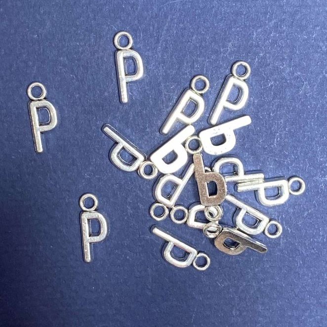 Schmuckzubehör – Anhänger Buchstabe 'P' 17×7 mm, Verpackung 20 g (+ ca. 30 Stück)