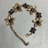 Armband Lilien mit schwarzen Kristallen, Farbe Dunkelgold, Breite 25 mm, Länge 19–25 cm