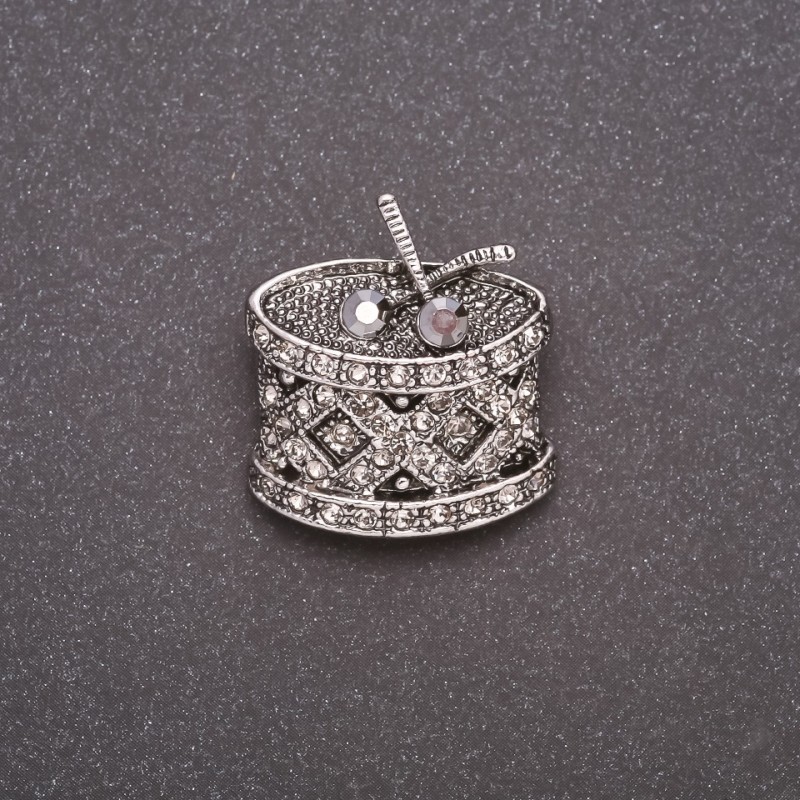 Brosche Trommel mit Strass im grauen Metall 24×26 mm