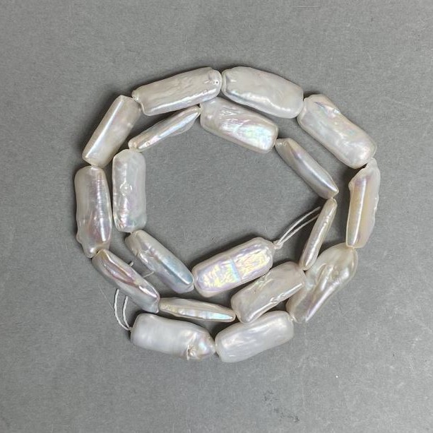 Barockperlen auf Schnur mit petrolfarbigem Schimmer, warmer Farbton, Durchmesser 10×21 mm, Länge ca. 41 cm (+/-)