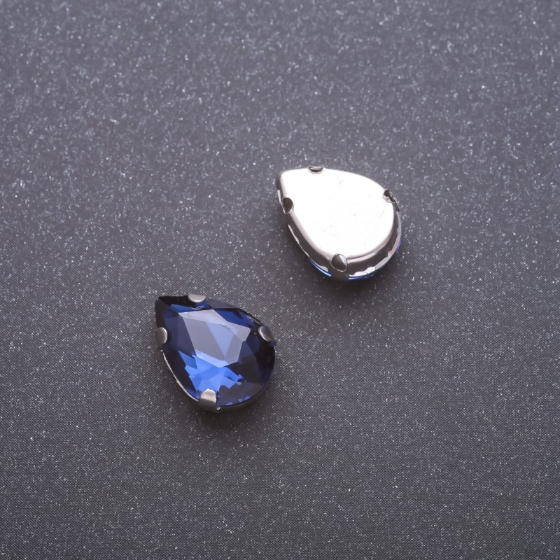 Preis pro Packung / 10 Stück. Aufgenähter Kristall in Tropfenform mit Metallkappe, 10×14 mm, blau