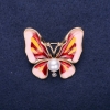 Schmetterlingsbrosche mit einer Perle, rosafarbene und rote Emaille, 30 × 35 mm, aus gelbem Metall