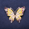 Schmetterlingsbrosche mit weißen Strasssteinen, violett- und gelber Emaille, 42 × 56 mm, aus gelbem Metall