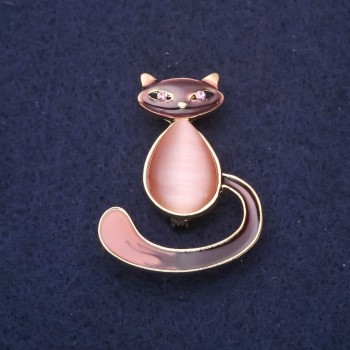 Brosche 'Kätzchen' emailliert mit Katzenaugenstein in Rosa- und Braun-Tönen, 37 × 30 mm, aus gelbem Metall