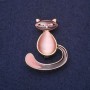 Brosche 'Kätzchen' emailliert mit Katzenaugenstein in Rosa- und Braun-Tönen, 37 × 30 mm, aus gelbem Metall