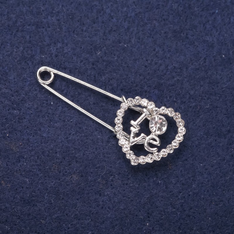 Nadelbrosche Herz LOVE mit weißen Strasssteinen 43 × 18 mm silberfarbenes Metall