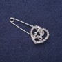 Nadelbrosche Herz LOVE mit weißen Strasssteinen 43 × 18 mm silberfarbenes Metall