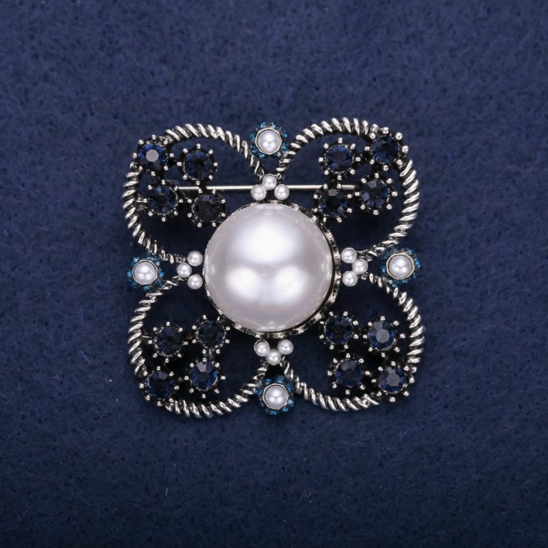 Brosche Orden der Schönheit mit Perlenbesatz und Strasssteinen, Farbe Weiß-Grau, 42×51 mm, silberfarbenes Metall