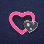 Brosche Herz-Form Emaille, Farbe Schwarz/Rosa, 45×37 mm, Gelbmetall