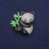 Panda-Brosche mit Strasssteinen und Emaille in Weiß, Schwarz und Grün, 28 × 28 mm, silberfarbenes Metall