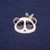 Panda-Brosche mit Emaille – Farben Weiß, Schwarz und Grün, 28 × 24 mm, aus gelbem Metall